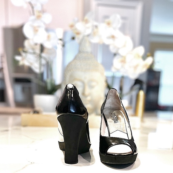 Michael Kors Black Patent Leather Peep Toe Wedges, Women’s Size 7. - Picture 6 of 12